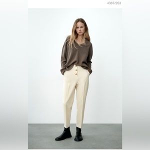 HIGH-WAIST BUTTONED TROUSERS